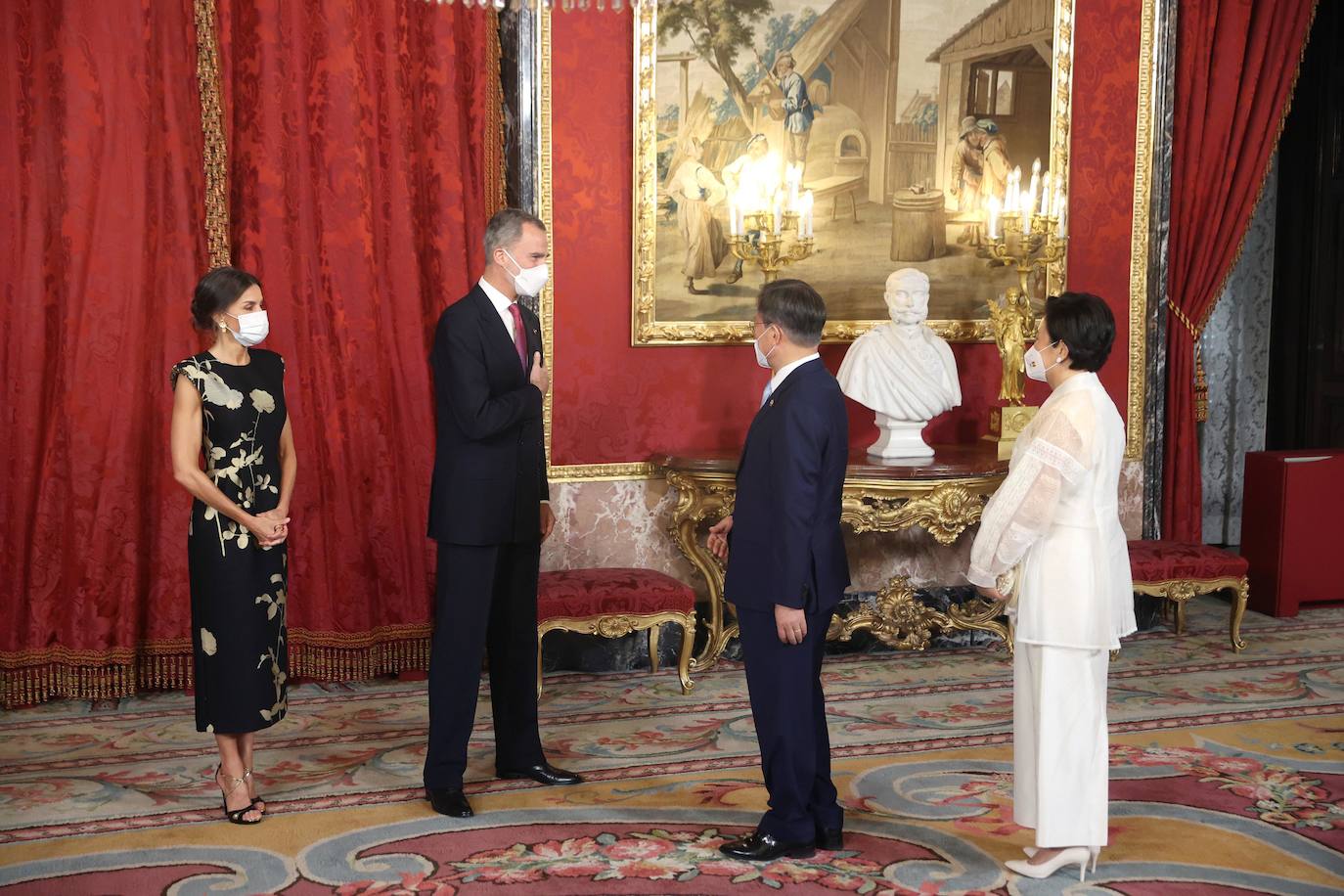 Las máximas autoridades del Estado asistieron a la cena de honor ofrecida al presidente de Corea del Sur, Moon Jae In, de visita oficial en España. Moon y la primera dama surcoreana fueron recibidos a primera hora de la tarde en la Plaza de la Armería del Palacio Real de Madrid con honores militares.