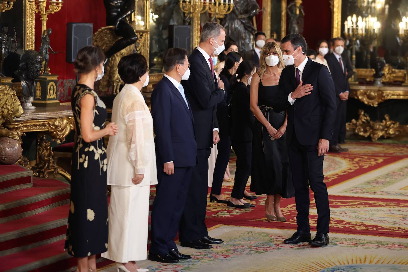 Las máximas autoridades del Estado asistieron a la cena de honor ofrecida al presidente de Corea del Sur, Moon Jae In, de visita oficial en España. Moon y la primera dama surcoreana fueron recibidos a primera hora de la tarde en la Plaza de la Armería del Palacio Real de Madrid con honores militares.