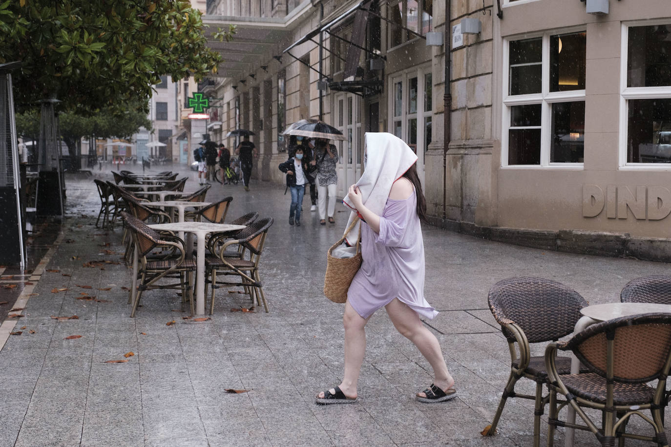 Una fuerte tormenta sorprendió a los asturianos a primera hora de la tarde. La fuerte lluvia caída obligó a cortar la circulación en algunas calles de Oviedo y a trasladar la vacunación en Gijón de El Molinón a Perchera-La Braña.