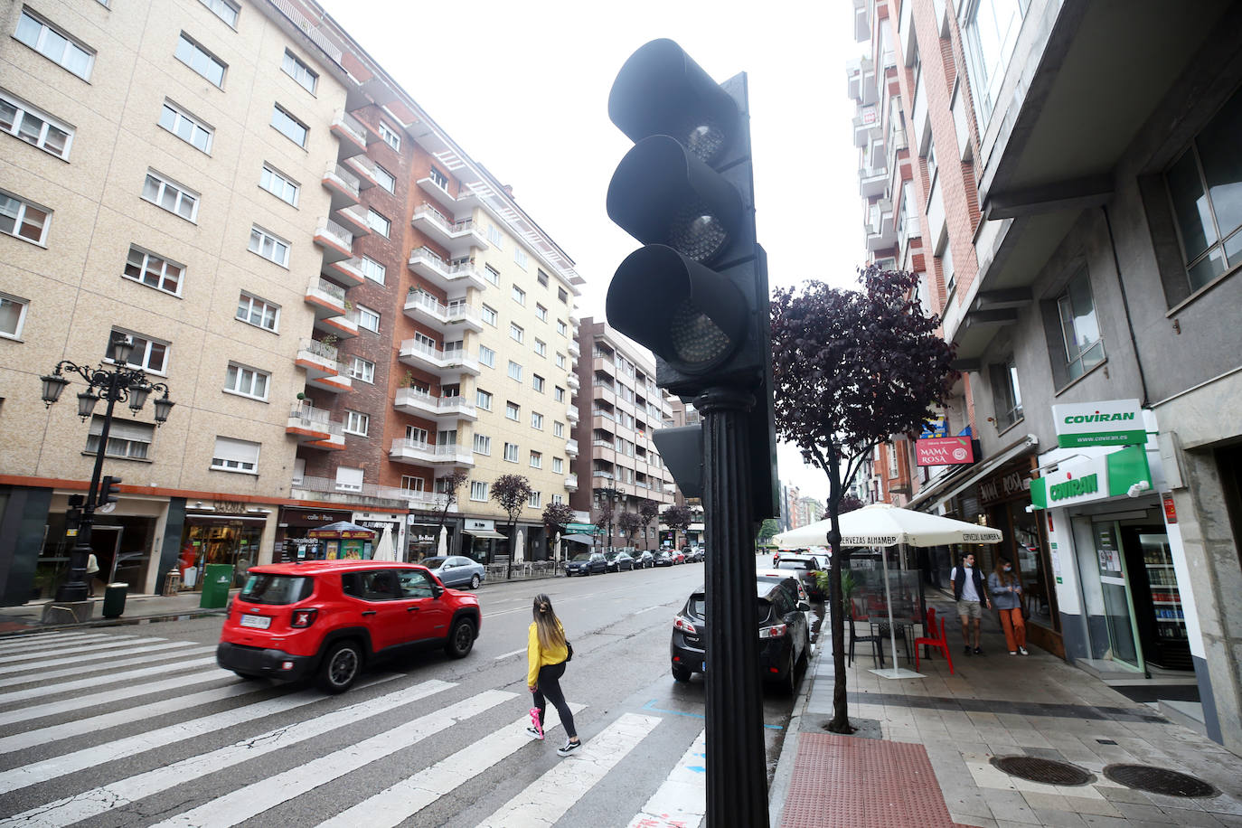 Una fuerte tormenta sorprendió a los asturianos a primera hora de la tarde. La fuerte lluvia caída obligó a cortar la circulación en algunas calles de Oviedo y a trasladar la vacunación en Gijón de El Molinón a Perchera-La Braña.