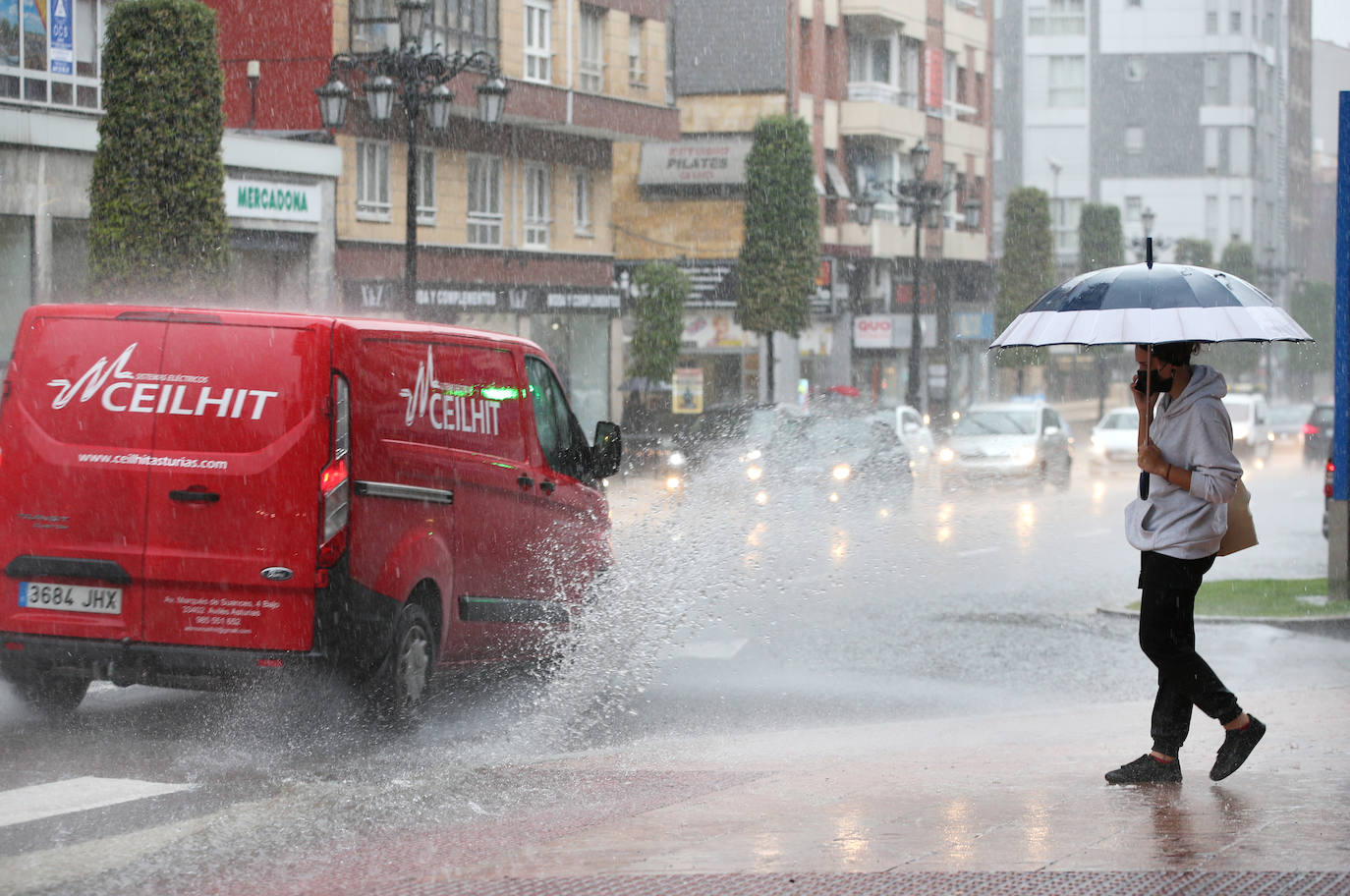 Una fuerte tormenta sorprendió a los asturianos a primera hora de la tarde. La fuerte lluvia caída obligó a cortar la circulación en algunas calles de Oviedo y a trasladar la vacunación en Gijón de El Molinón a Perchera-La Braña.