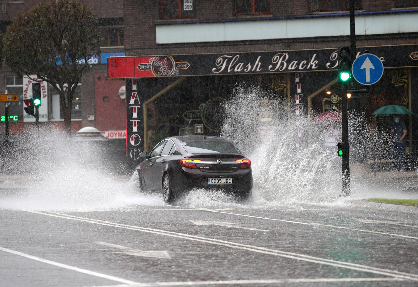 Una fuerte tormenta sorprendió a los asturianos a primera hora de la tarde. La fuerte lluvia caída obligó a cortar la circulación en algunas calles de Oviedo y a trasladar la vacunación en Gijón de El Molinón a Perchera-La Braña.