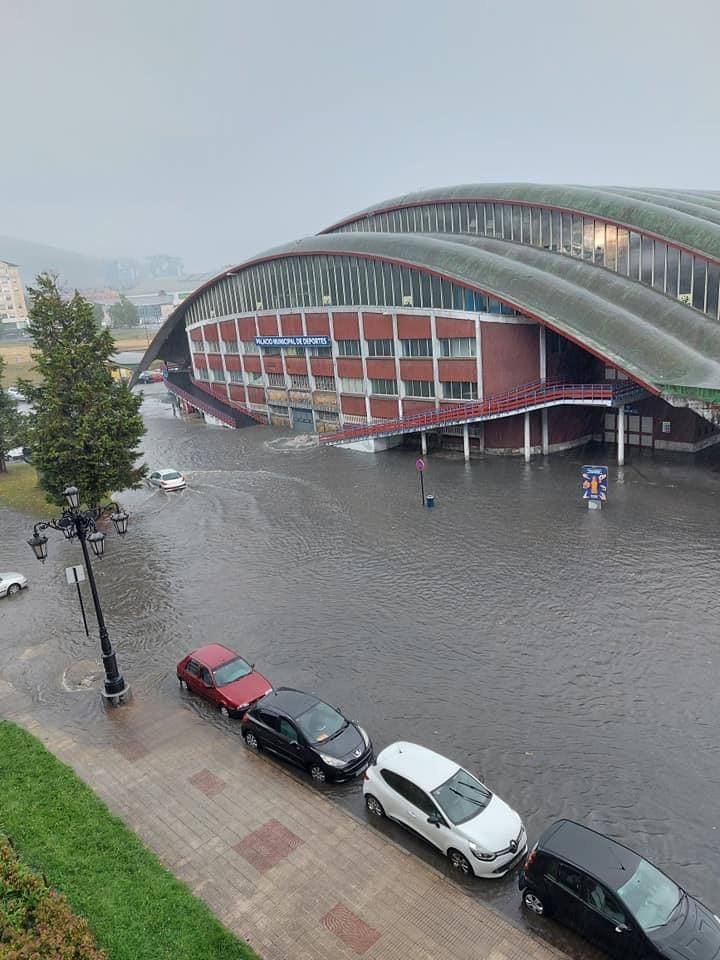 Una fuerte tormenta sorprendió a los asturianos a primera hora de la tarde. La fuerte lluvia caída obligó a cortar la circulación en algunas calles de Oviedo y a trasladar la vacunación en Gijón de El Molinón a Perchera-La Braña.