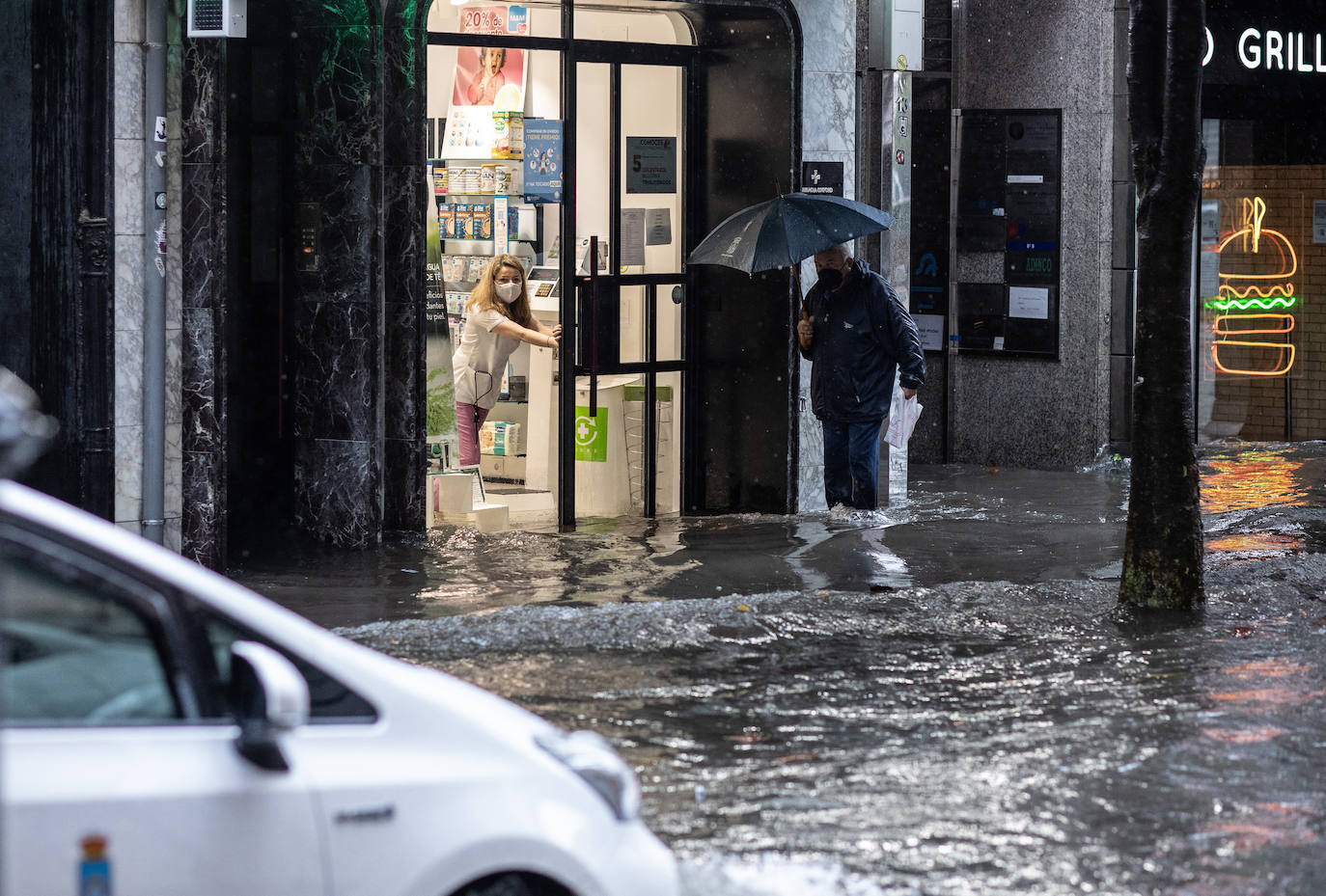 Una fuerte tormenta sorprendió a los asturianos a primera hora de la tarde. La fuerte lluvia caída obligó a cortar la circulación en algunas calles de Oviedo y a trasladar la vacunación en Gijón de El Molinón a Perchera-La Braña.