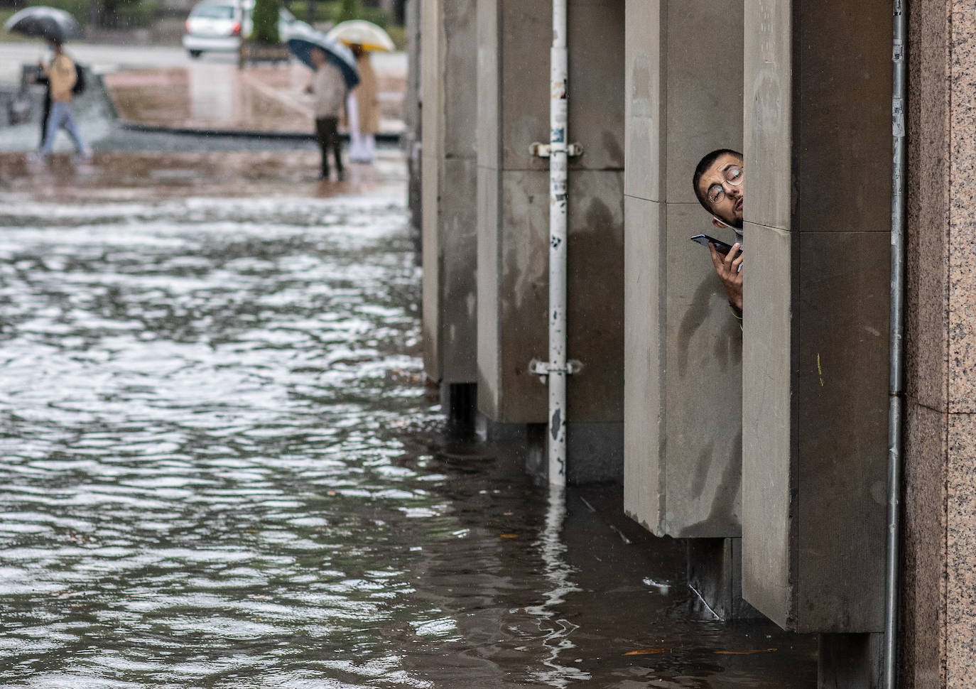 Una fuerte tormenta sorprendió a los asturianos a primera hora de la tarde. La fuerte lluvia caída obligó a cortar la circulación en algunas calles de Oviedo y a trasladar la vacunación en Gijón de El Molinón a Perchera-La Braña.