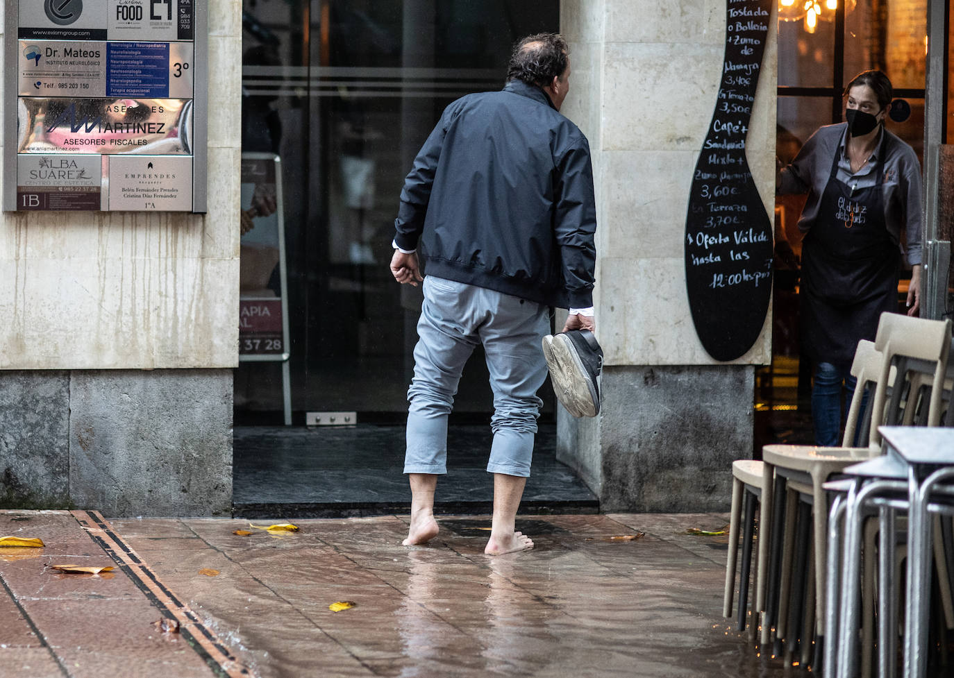 Una fuerte tormenta sorprendió a los asturianos a primera hora de la tarde. La fuerte lluvia caída obligó a cortar la circulación en algunas calles de Oviedo y a trasladar la vacunación en Gijón de El Molinón a Perchera-La Braña.