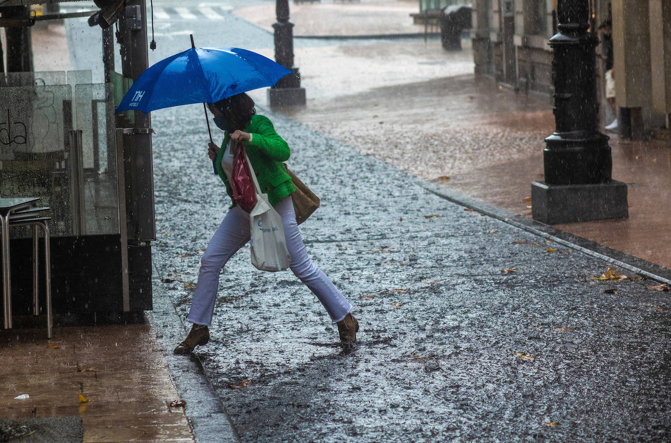 Una fuerte tormenta sorprendió a los asturianos a primera hora de la tarde. La fuerte lluvia caída obligó a cortar la circulación en algunas calles de Oviedo y a trasladar la vacunación en Gijón de El Molinón a Perchera-La Braña.