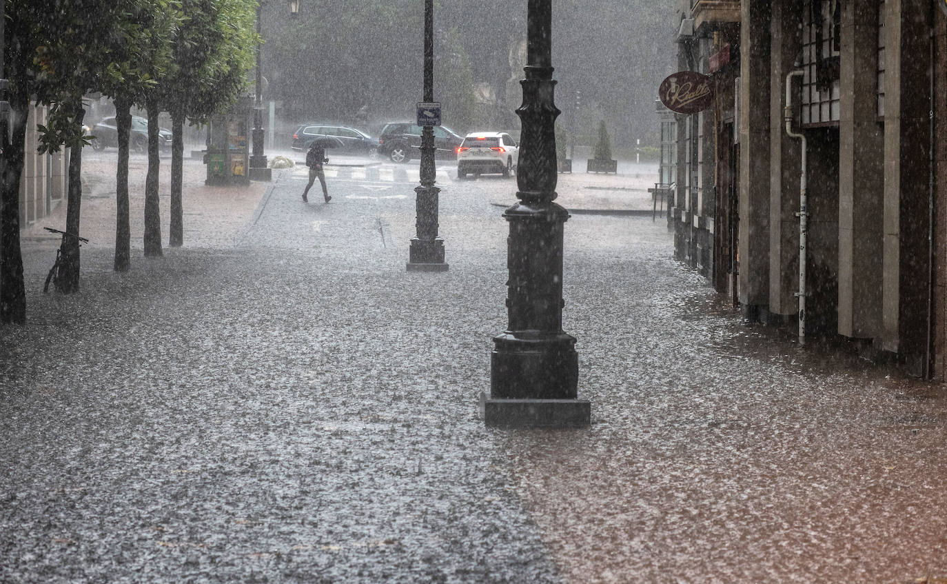 Una fuerte tormenta sorprendió a los asturianos a primera hora de la tarde. La fuerte lluvia caída obligó a cortar la circulación en algunas calles de Oviedo y a trasladar la vacunación en Gijón de El Molinón a Perchera-La Braña.