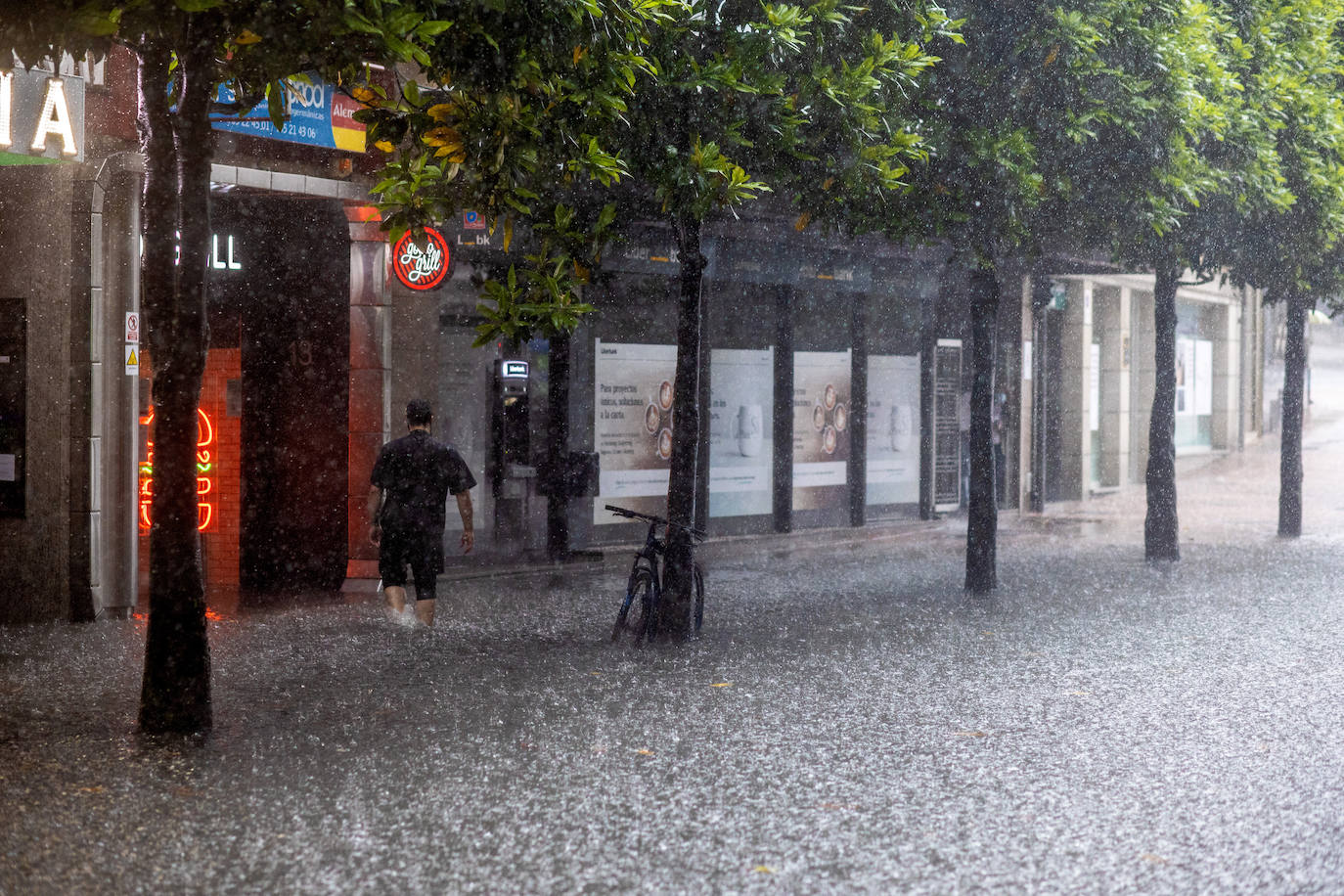 Una fuerte tormenta sorprendió a los asturianos a primera hora de la tarde. La fuerte lluvia caída obligó a cortar la circulación en algunas calles de Oviedo y a trasladar la vacunación en Gijón de El Molinón a Perchera-La Braña.