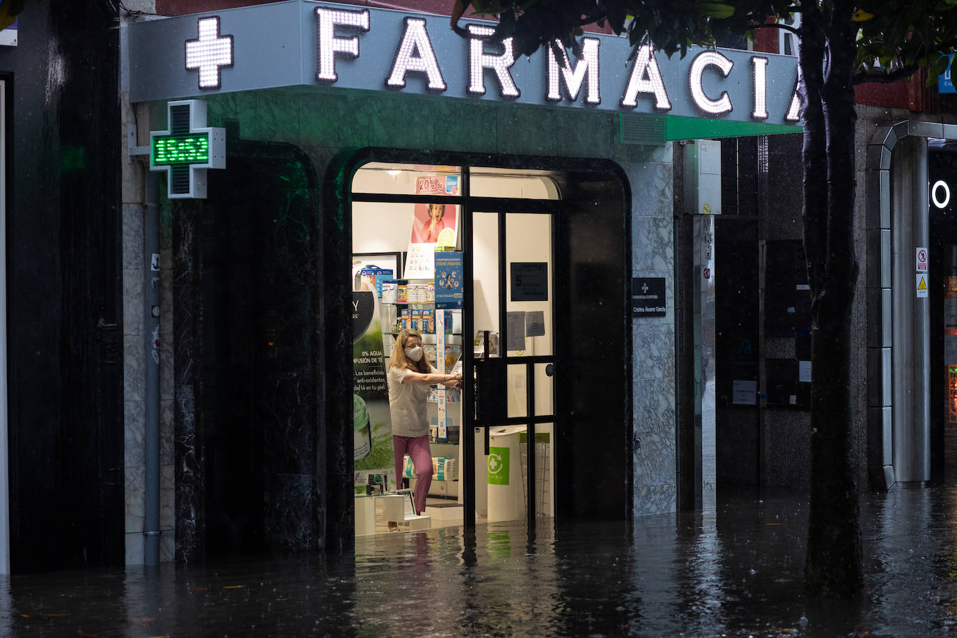 Una fuerte tormenta sorprendió a los asturianos a primera hora de la tarde. La fuerte lluvia caída obligó a cortar la circulación en algunas calles de Oviedo y a trasladar la vacunación en Gijón de El Molinón a Perchera-La Braña.