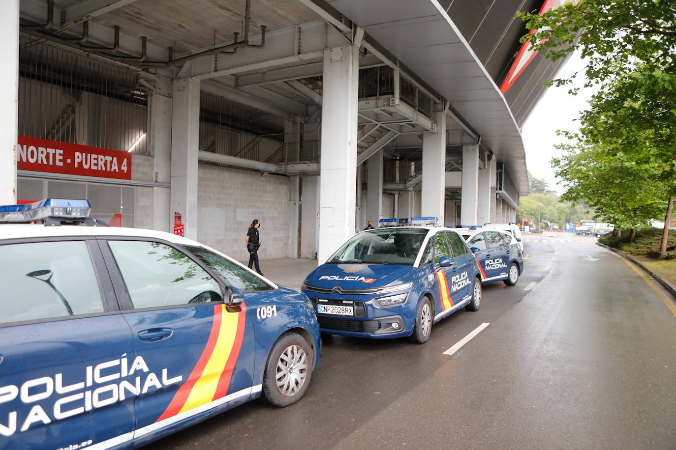 Una fuerte tormenta sorprendió a los asturianos a primera hora de la tarde. La fuerte lluvia caída obligó a cortar la circulación en algunas calles de Oviedo y a trasladar la vacunación en Gijón de El Molinón a Perchera-La Braña.