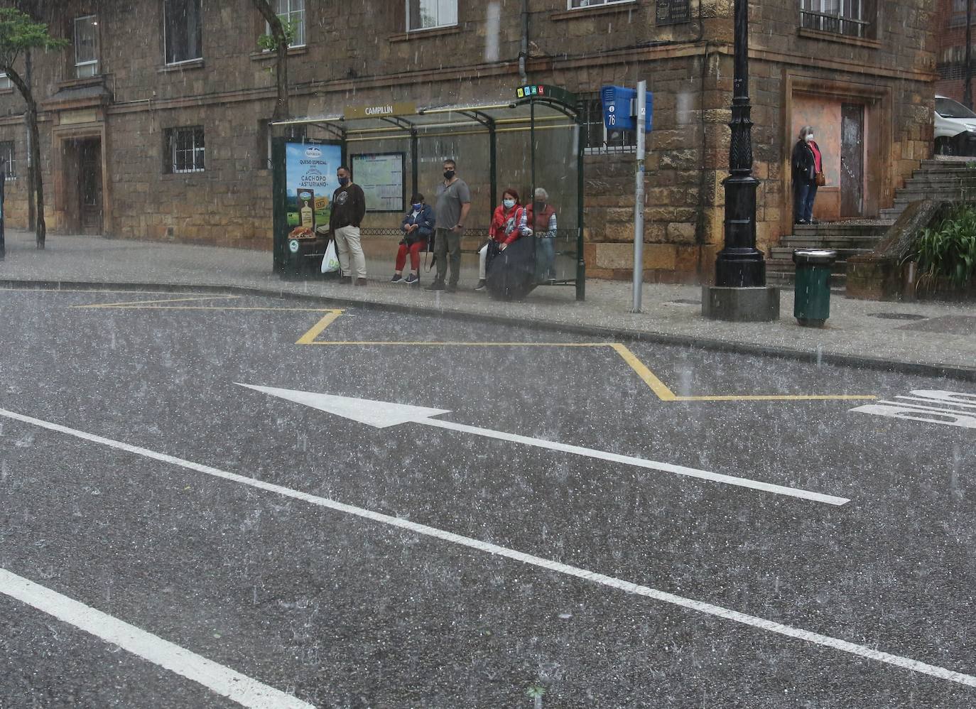 Una fuerte tormenta sorprendió a los asturianos a primera hora de la tarde. La fuerte lluvia caída obligó a cortar la circulación en algunas calles de Oviedo y a trasladar la vacunación en Gijón de El Molinón a Perchera-La Braña.