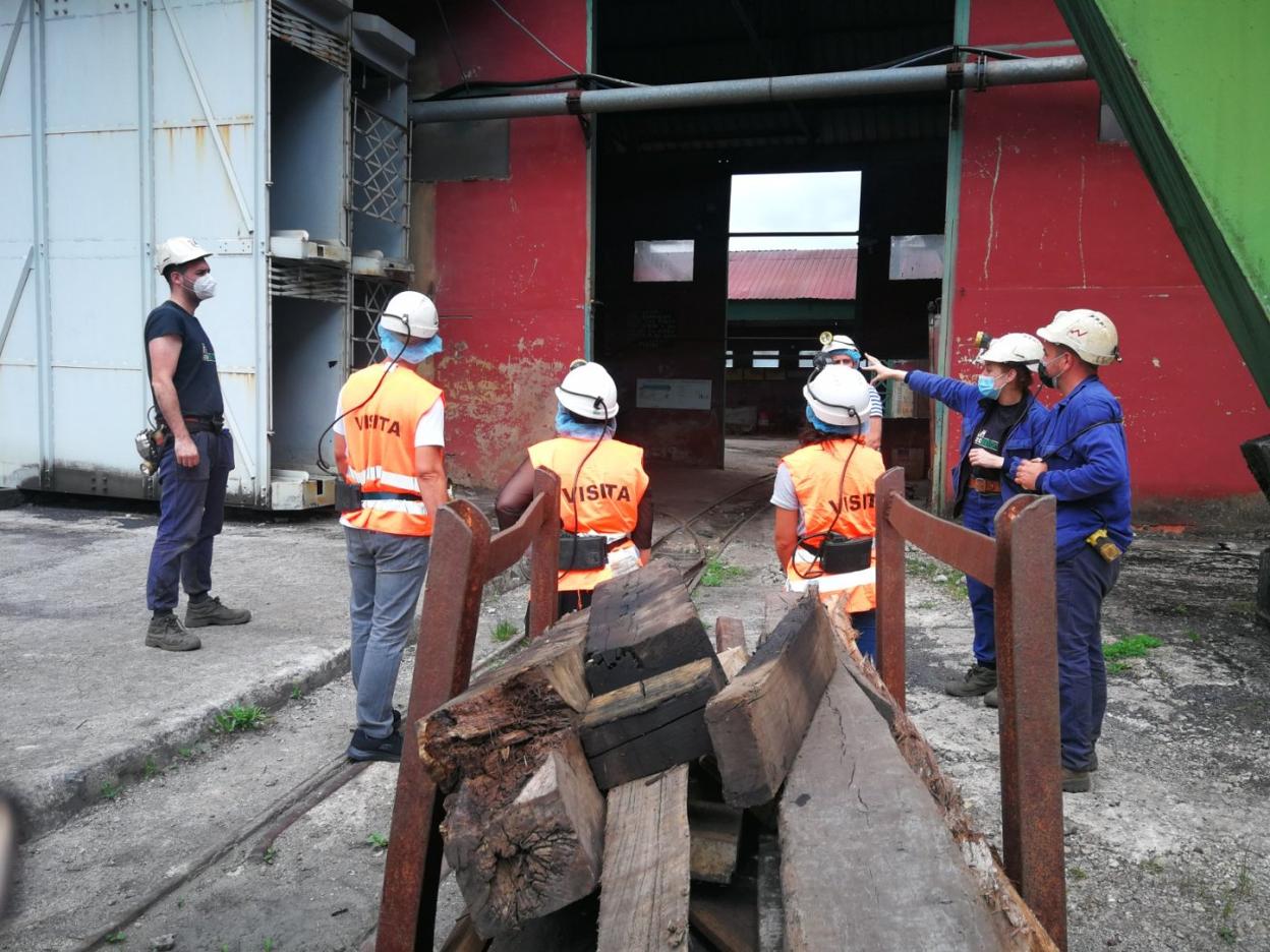 Técnicos turísticos, durante su visita al pozo Sotón. 