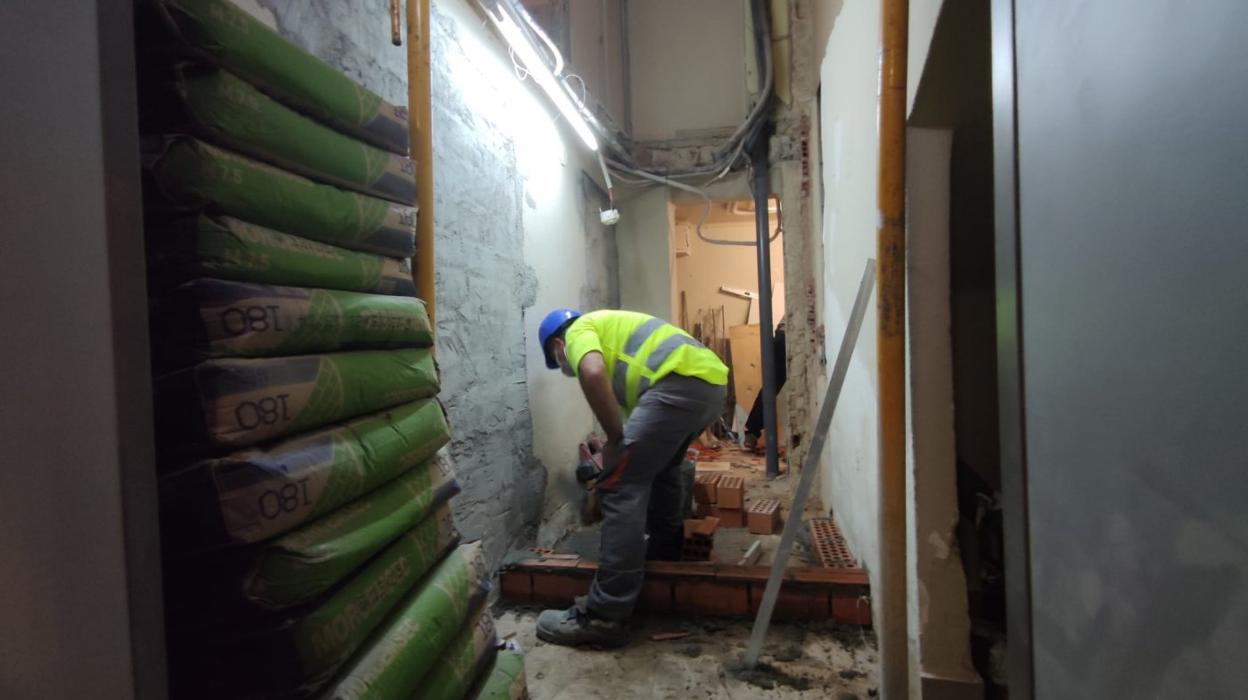 Trabajadores en las obras de instalación del ascensor en el Ayuntamiento. 