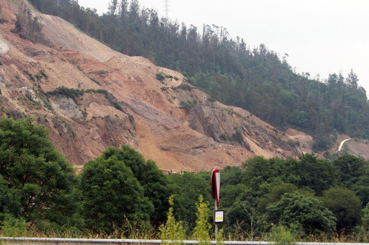 El argayo de Salas muestra el gran volumen del desprendimiento. 