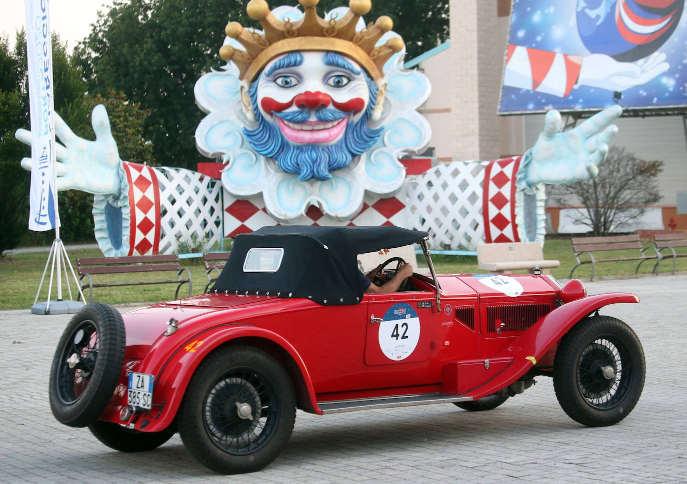 Coches clásicos se dan cita estos días en Italia en el rally 'Mille Miglia'. Se trata de una prueba que transcurre entre Brescia y Roma.