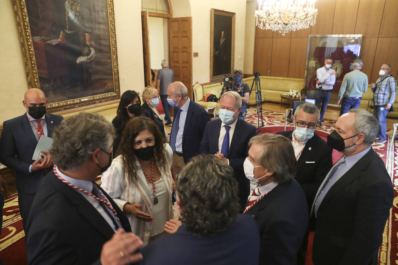 El empresario Antonio Suárez fue nombrado Hijo Adoptivo; Xosé Bolado, Medalla de Oro; y el Unión Club de Ceares, el CIPF del Mar y la Sociedad Astronómica Omega, Medalla de Plata.