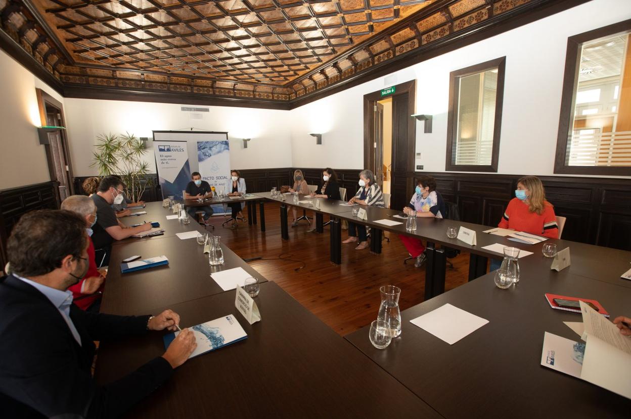 Mesa de trabajo del eje 'solidaridad', dentro Pacto Social puesto en marcha por Aguas de Avilés. 