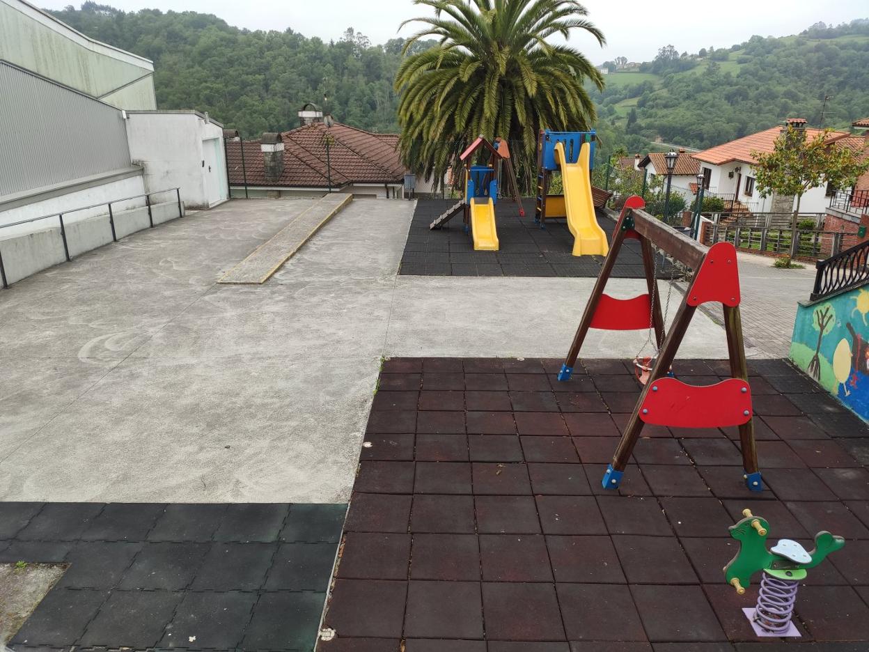 El parque infantil de Santolaya, con una amplia zona para bolos. 