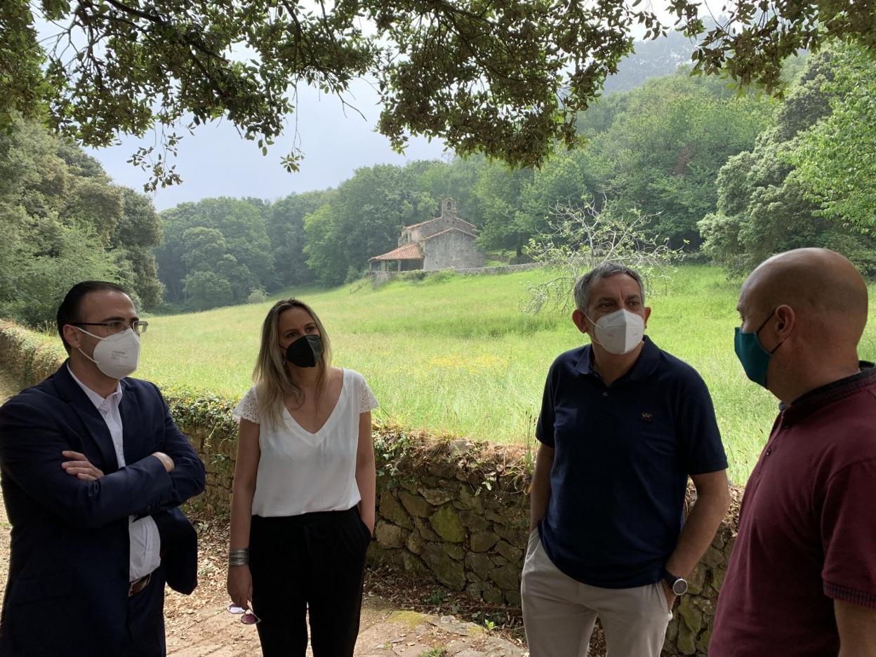 Jesús Bordás, Rita Camblor, Manuel Calvo y Javier Escandón frente al templo de San Emeterio, en el entorno del pueblo de Pimiango. 