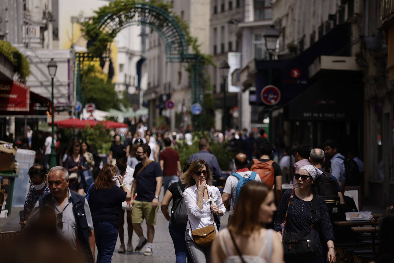 Desde el pasado jueves en Francia ya no es obligatorio utilizar mascarilla al aire libre