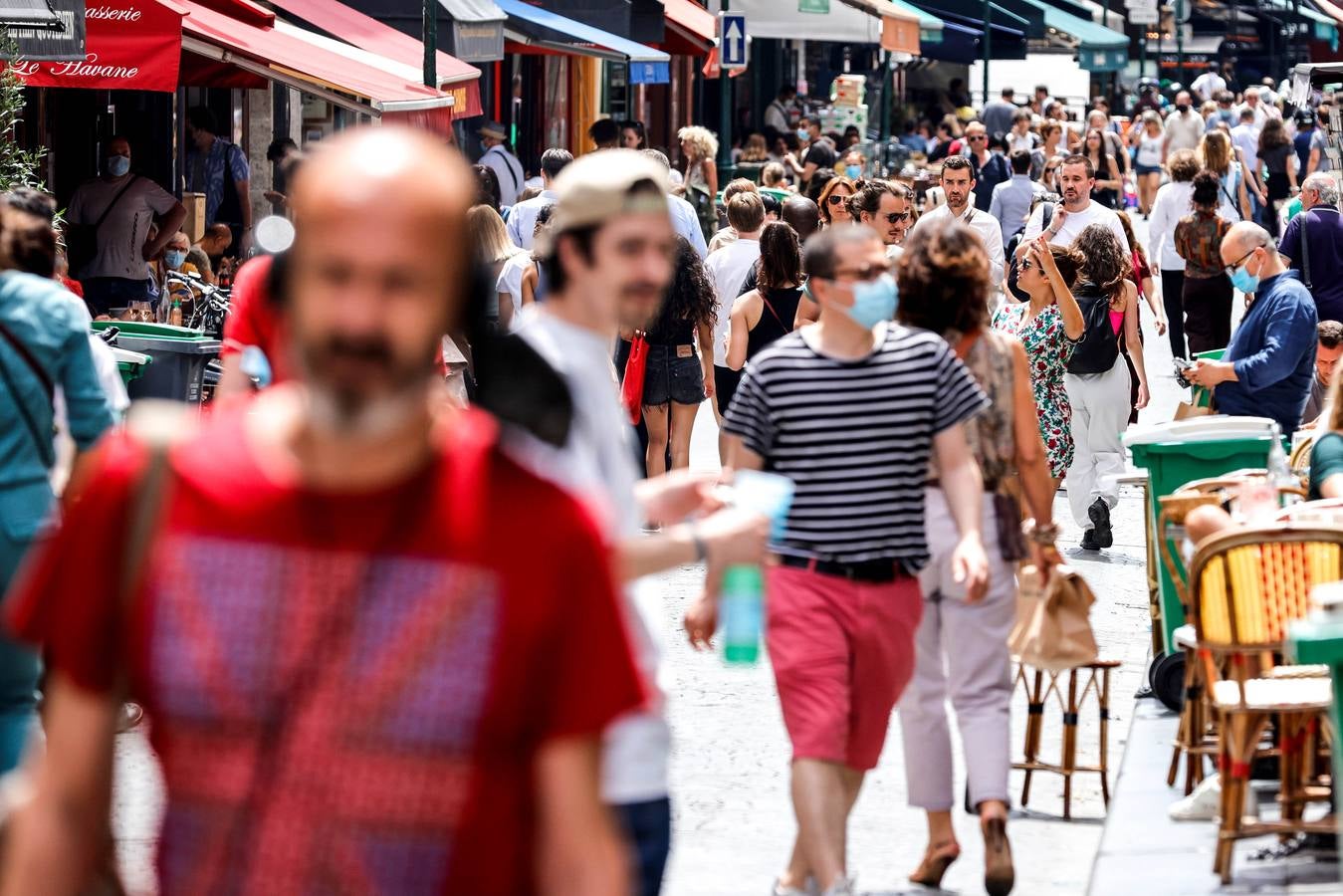 Desde el pasado jueves en Francia ya no es obligatorio utilizar mascarilla al aire libre