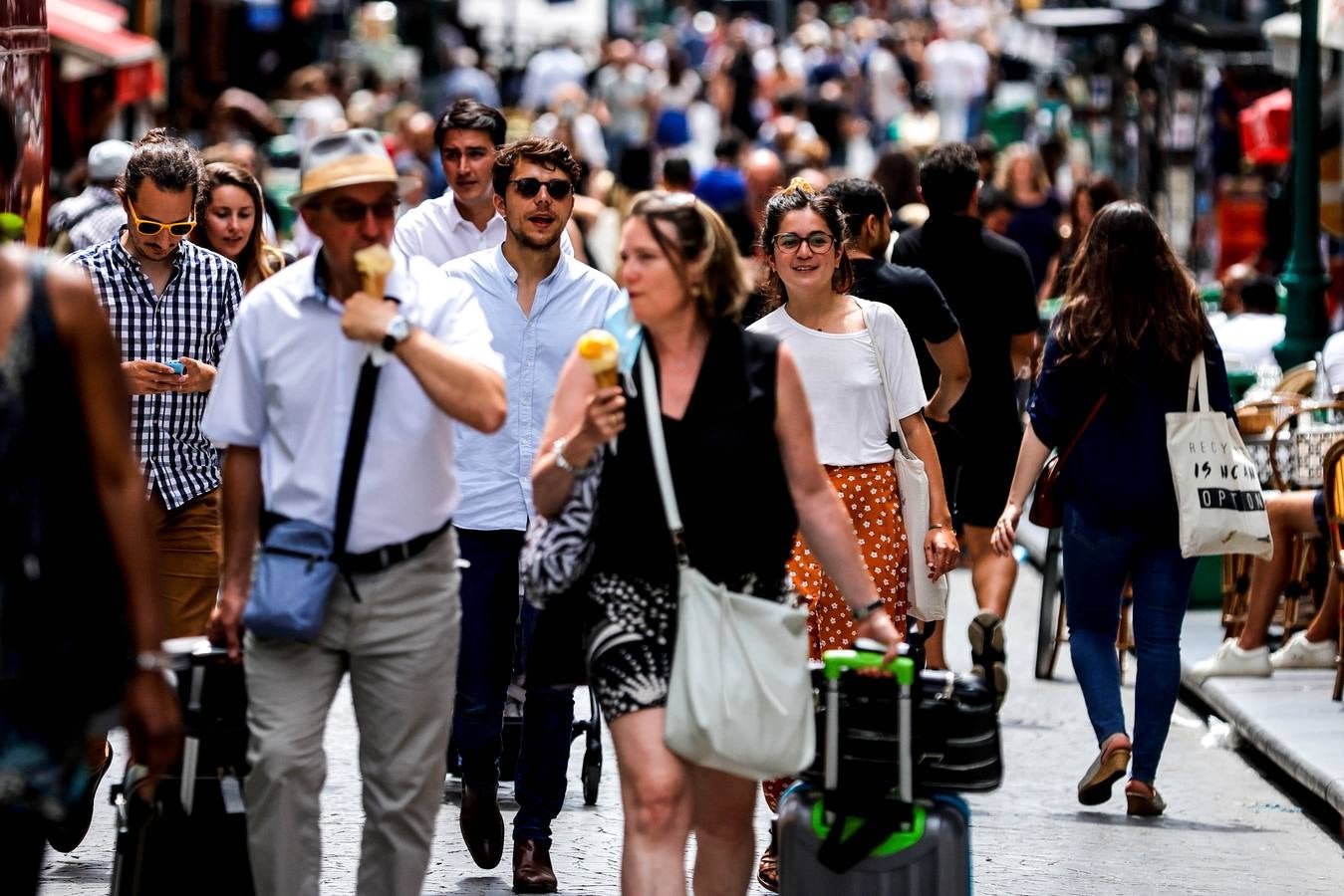 Desde el pasado jueves en Francia ya no es obligatorio utilizar mascarilla al aire libre