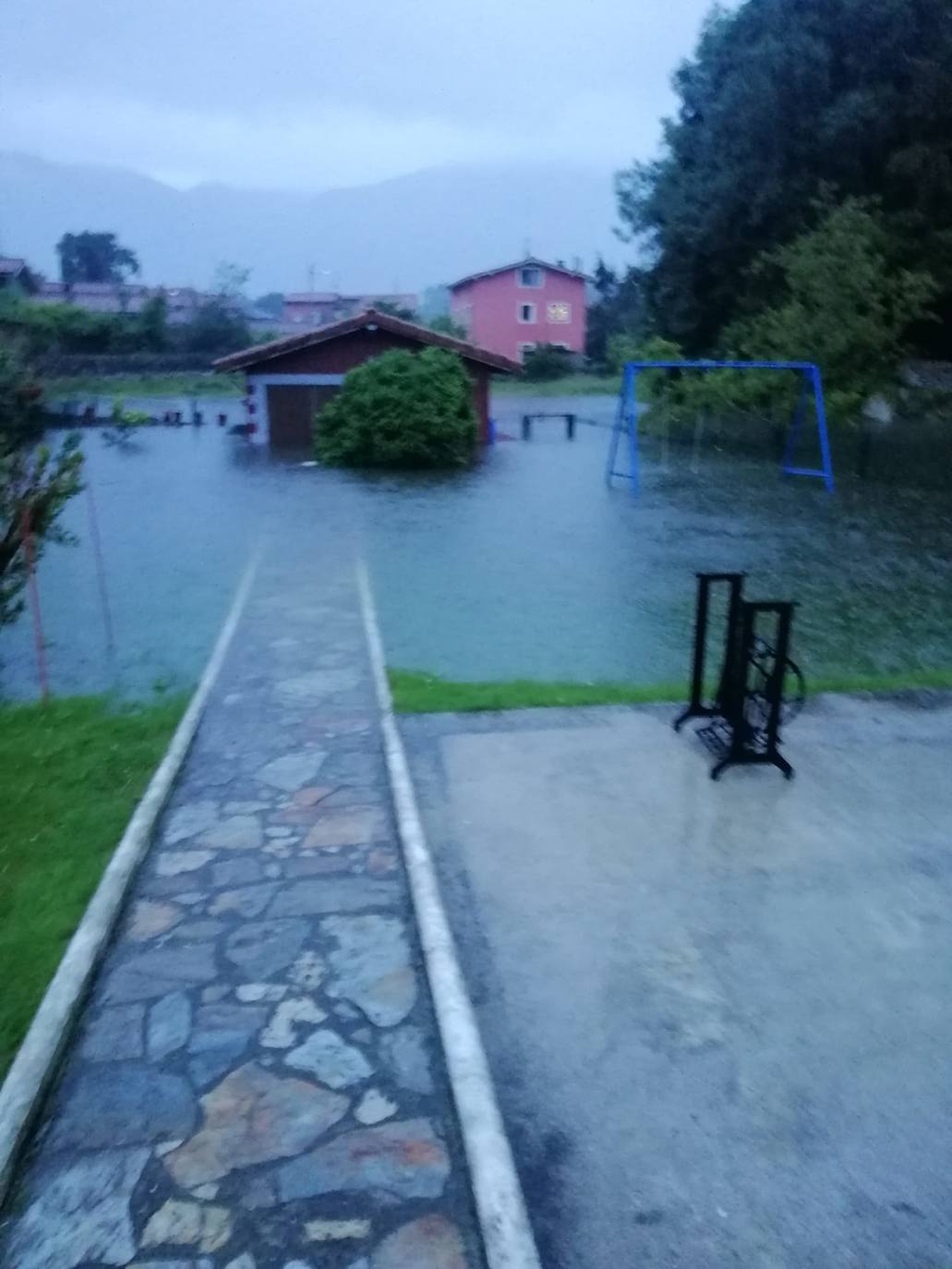 Las lluvias en el oriente asturiano afectaron a Cué, Balmorí, Celorio y Turón, entre otros. 