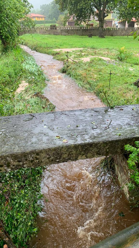 Las lluvias en el oriente asturiano afectaron a Cué, Balmorí, Celorio, Riego y Turón, entre otros. 