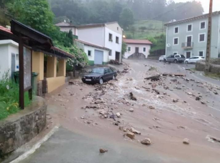 Las lluvias en el oriente asturiano afectaron a Cué, Balmorí, Celorio y Turón, entre otros. 