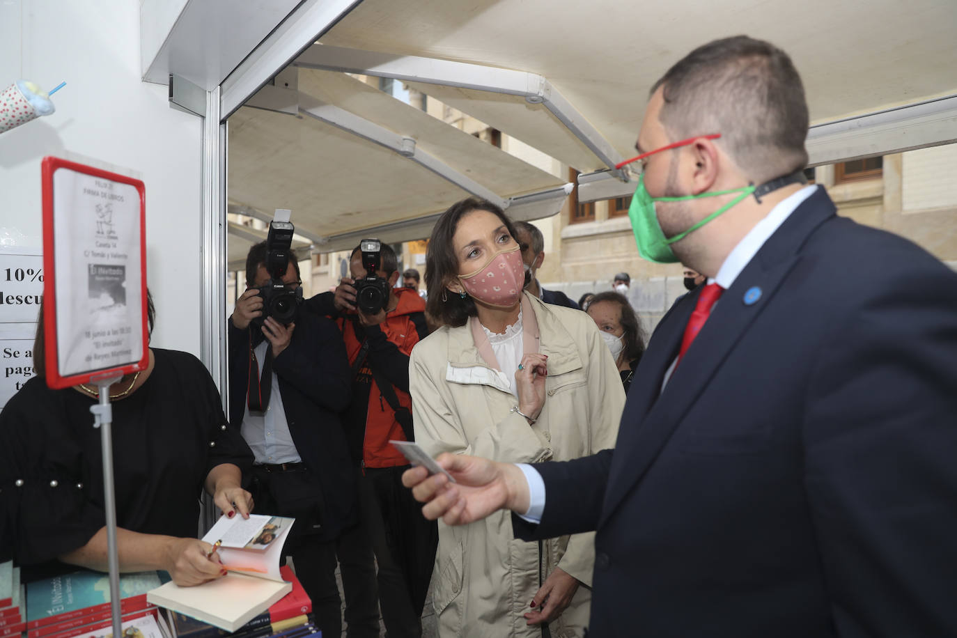 La ministra Industria, Comercio y Turismo, Reyes Maroto, ha estado este viernes en Gijón. Acompañada por el presidente del Principado, Adrián Barbón, y por la alcaldesa de la ciudad, Ana González, ha visitado la Feria del Libro de Gijón, y la oficina de información turística, Casa Paquet.