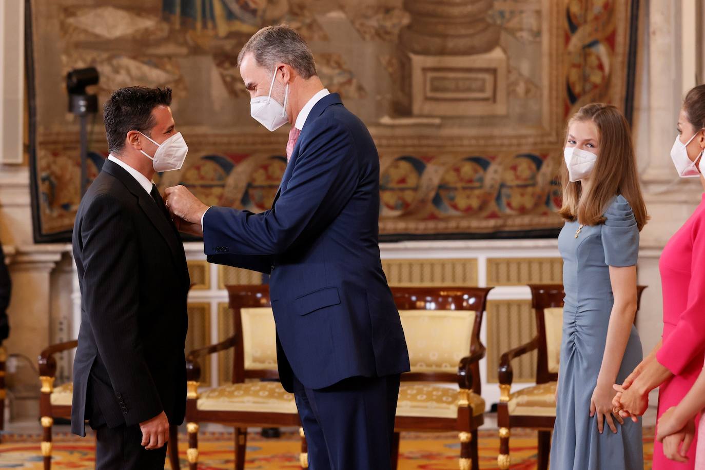 Don Felipe ha hecho entrega en el Palacio Real de la Orden del Mérito Civil a 24 españoles «extraordinarios» que con su valor y coraje durante la pandemia, «anteponiendo el bien común al interés propio», han demostrado «lo mucho que tenemos en común».