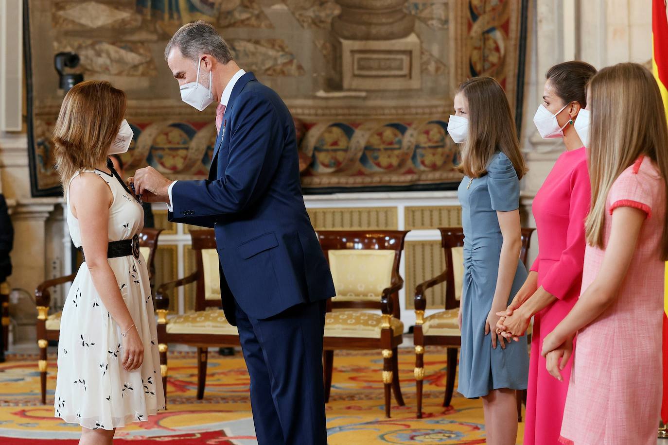 Don Felipe ha hecho entrega en el Palacio Real de la Orden del Mérito Civil a 24 españoles «extraordinarios» que con su valor y coraje durante la pandemia, «anteponiendo el bien común al interés propio», han demostrado «lo mucho que tenemos en común».