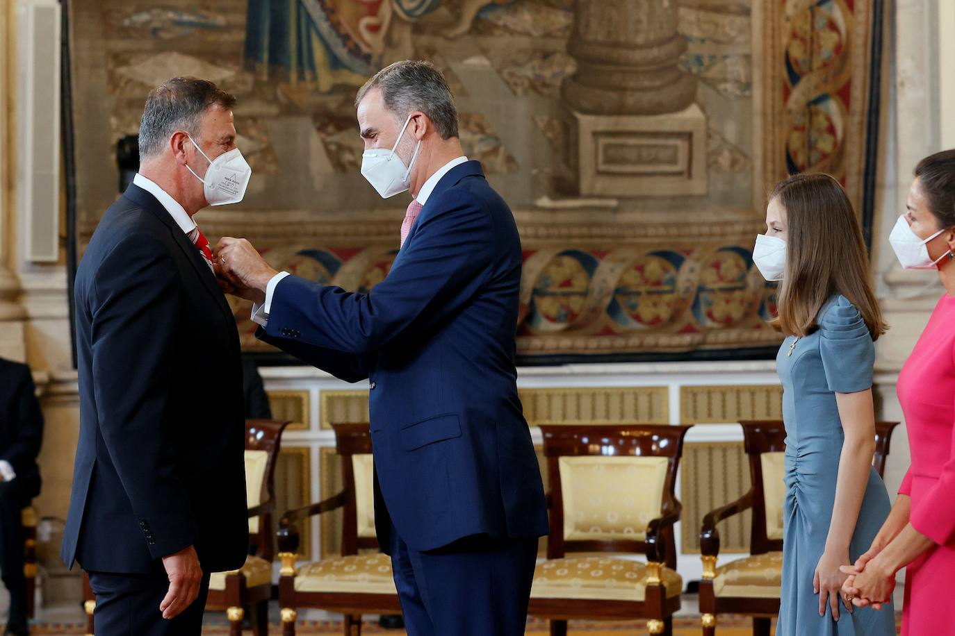 Don Felipe ha hecho entrega en el Palacio Real de la Orden del Mérito Civil a 24 españoles «extraordinarios» que con su valor y coraje durante la pandemia, «anteponiendo el bien común al interés propio», han demostrado «lo mucho que tenemos en común».