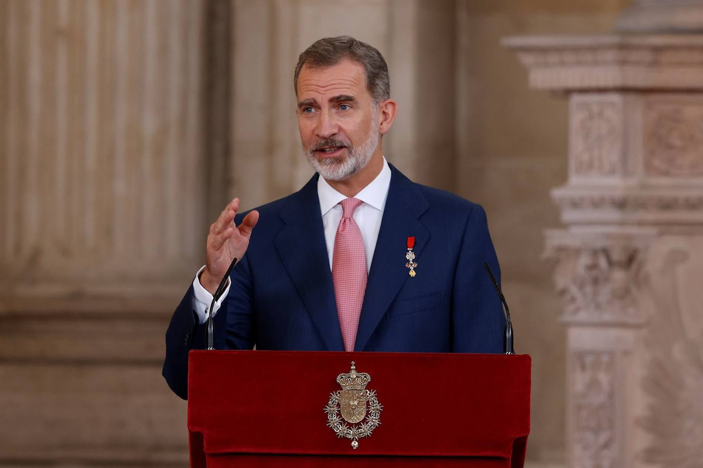 Don Felipe ha hecho entrega en el Palacio Real de la Orden del Mérito Civil a 24 españoles «extraordinarios» que con su valor y coraje durante la pandemia, «anteponiendo el bien común al interés propio», han demostrado «lo mucho que tenemos en común».