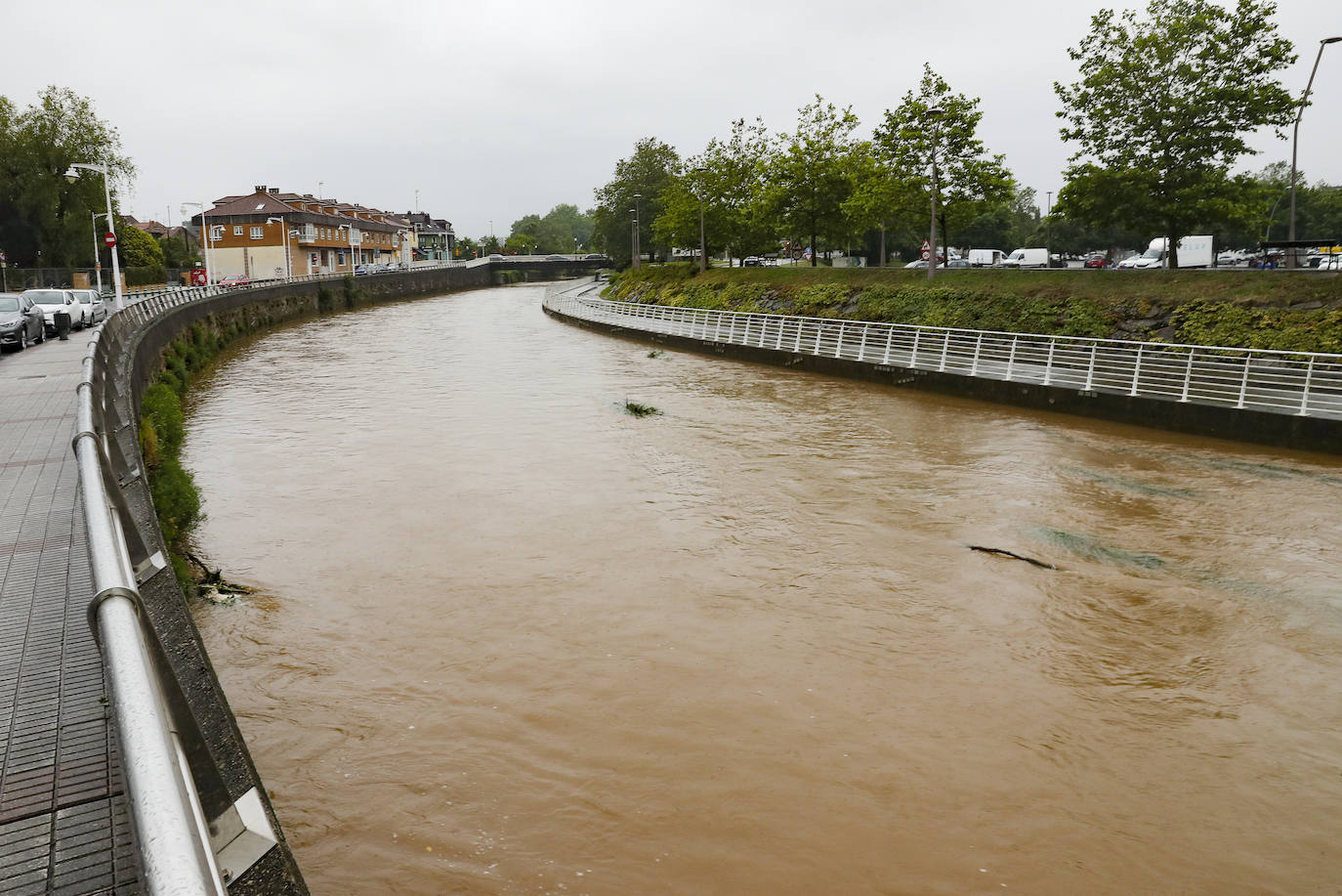 Gijón cierra al baño el tramo entre las escaleras 12 y 15 de la playa de San Lorenzo por los alivios al río Piles provocados por el temporal de lluvias. 