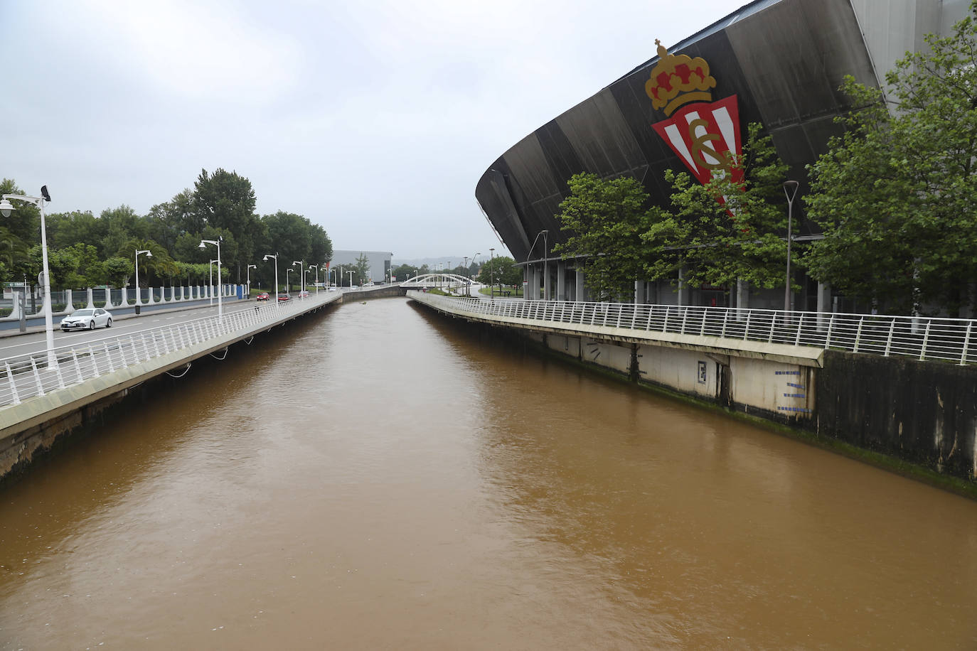 Gijón cierra al baño el tramo entre las escaleras 12 y 15 de la playa de San Lorenzo por los alivios al río Piles provocados por el temporal de lluvias. 