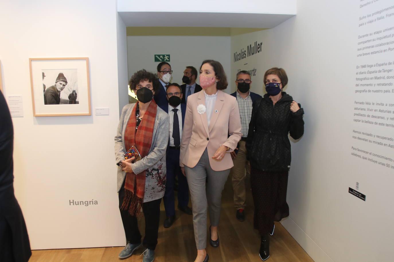 Reyes Maroto, en el medio, durante la visita al museo Bellas Artes. 