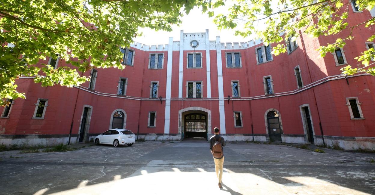 Entrada principal a la fábrica de armas de La Vega, que cesó su actividad fabril en 2012. 