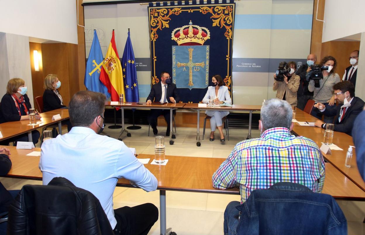 La minsitra de Industria, Reyes Maroto, junto al presidente Barbón, en la reunión de anoche con sindicatos, Delegación del Gobierno y los alcaldes de Avilés y Gozón. 