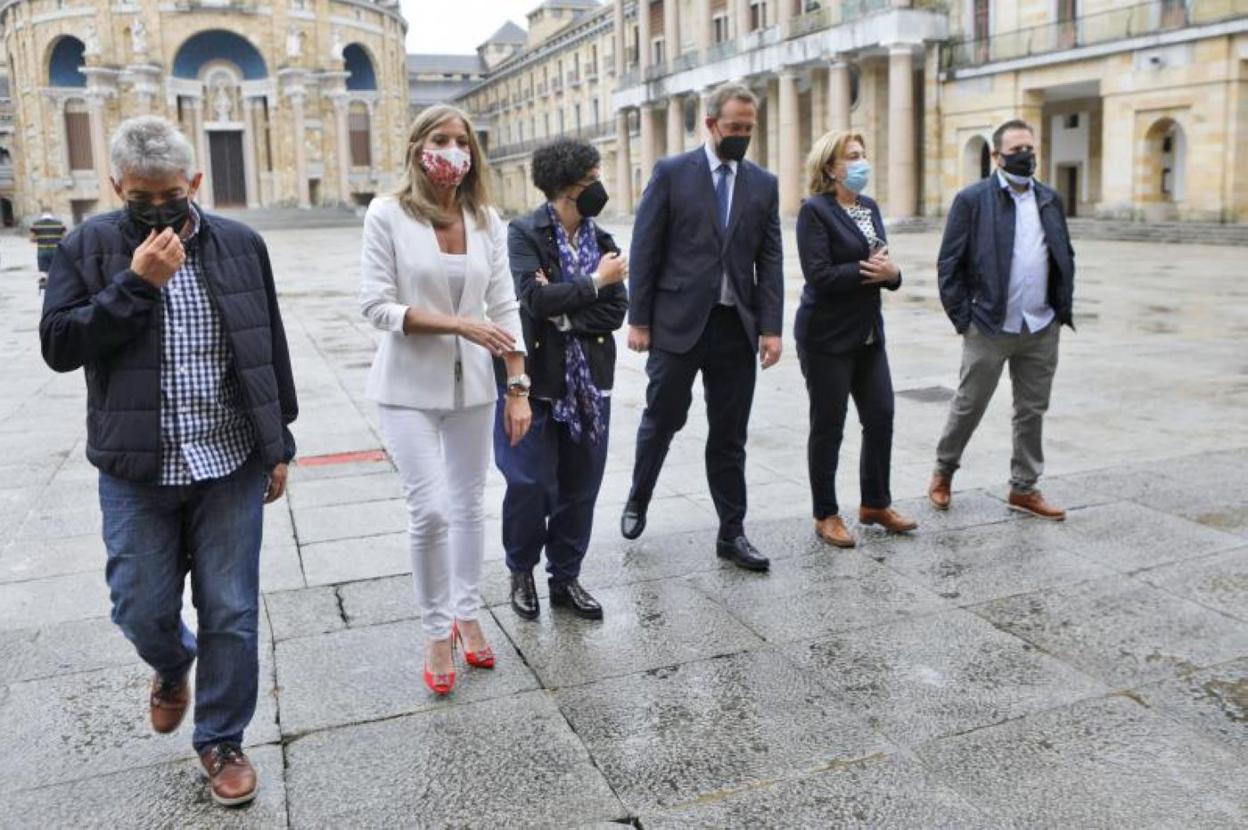 Por la izquierda, Belarmino Fernández, Graciela Blanco, Berta Piñán, Fernando Valdés, Delia Losa y José Manuel Abeledo . 