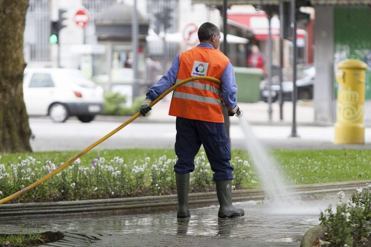 La empresa Urbaser lleva veinte años en Avilés. 