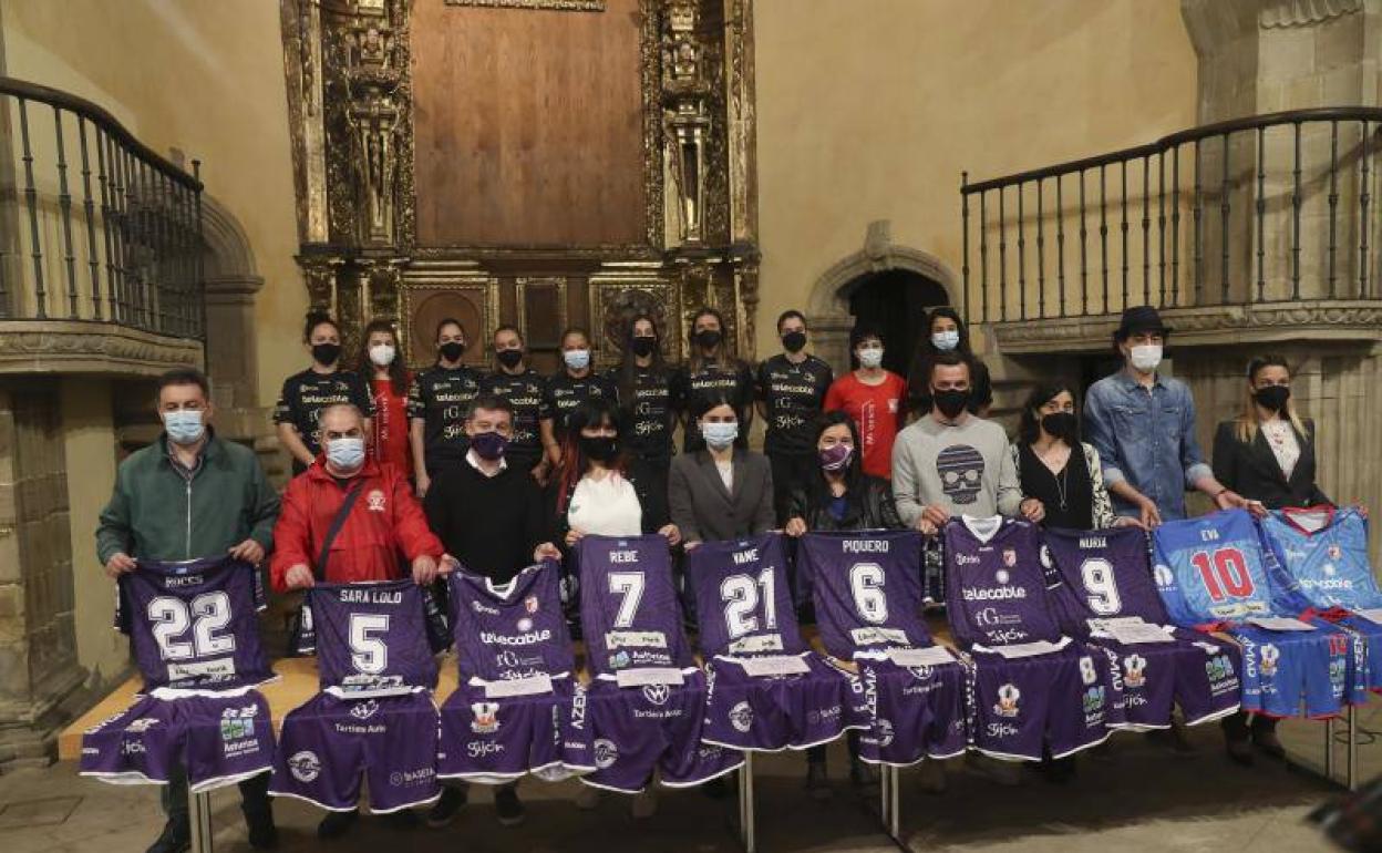 La entrega de camisetas este viernes. 