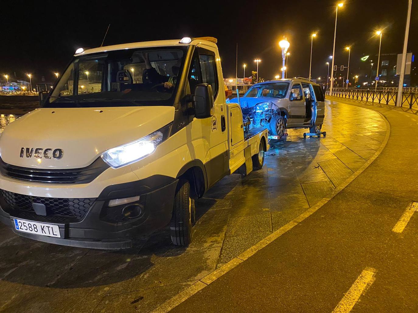 Aparatoso accidente el ocurrido pasada la media noche de este sábado en Gijón. Un vehículo sufrió un siniestro al invadir el paseo de El Muro y terminó con la parte frontal dañada. Finalmente tuvo que llevárselo la grúa. Hasta el lugar del accidente se trasladaron agentes de la Policía Local y personal de limpieza