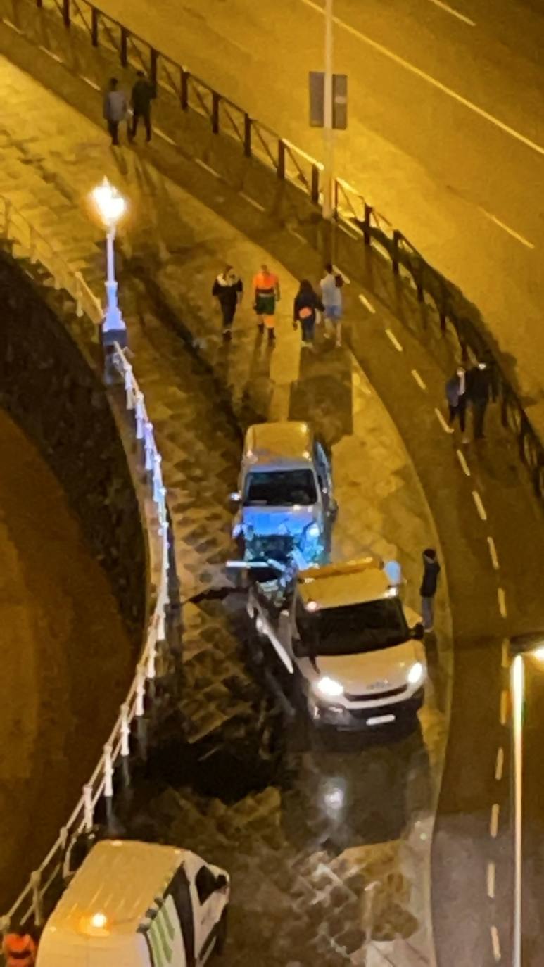 Aparatoso accidente el ocurrido pasada la media noche de este sábado en Gijón. Un vehículo sufrió un siniestro al invadir el paseo de El Muro y terminó con la parte frontal dañada. Finalmente tuvo que llevárselo la grúa. Hasta el lugar del accidente se trasladaron agentes de la Policía Local y personal de limpieza
