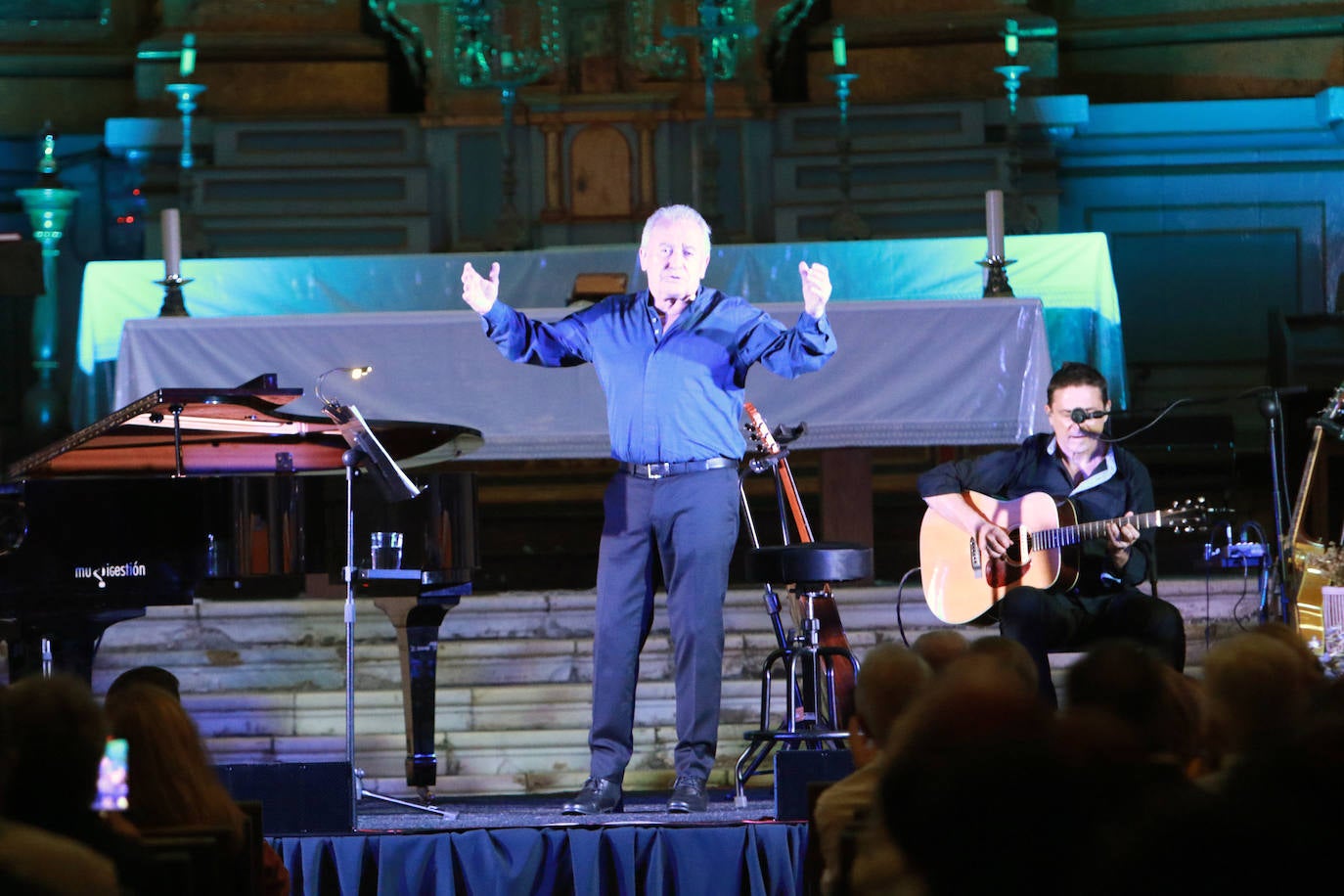 Después de 16 meses de parón, Víctor Manuel inicia una nueva gira en el Parador de Corias, en Cangas del Narcea, haciendo un repaso por su discografía 