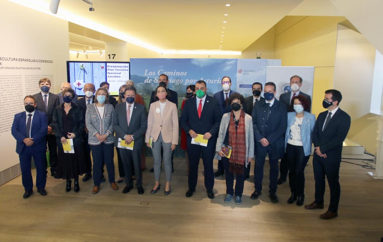 La ministra, Reyes Maroto, en el centro, flanqueada por Alfredo Canteli, Adrián Barbón y otras autoridades en la presentación del plan nacional en el Bellas Artes. 