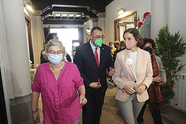 Ana González, Adrián Barbón y la ministra Reyes Maroto entran en la Casa Paquet. 