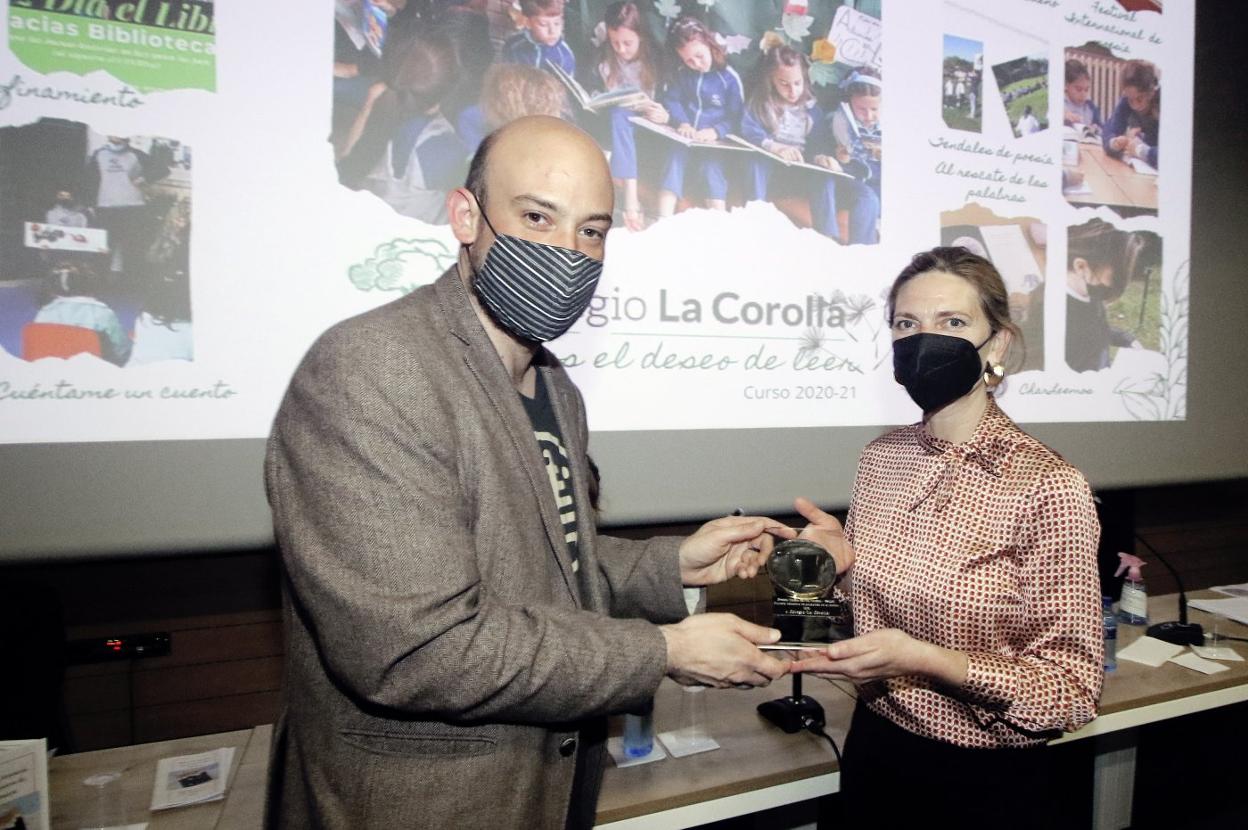 Miguel Barrero entrega el premio María Elvira Muñiz a Sonia Segarra, del colegio La Corolla. 