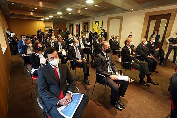Representantes de grandes empresas asturianas, en el encuentro con Maroto y Barbón. 